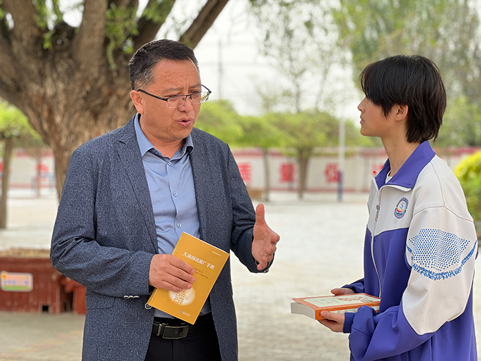 马保福：“燃梦行动”让阅读的种子