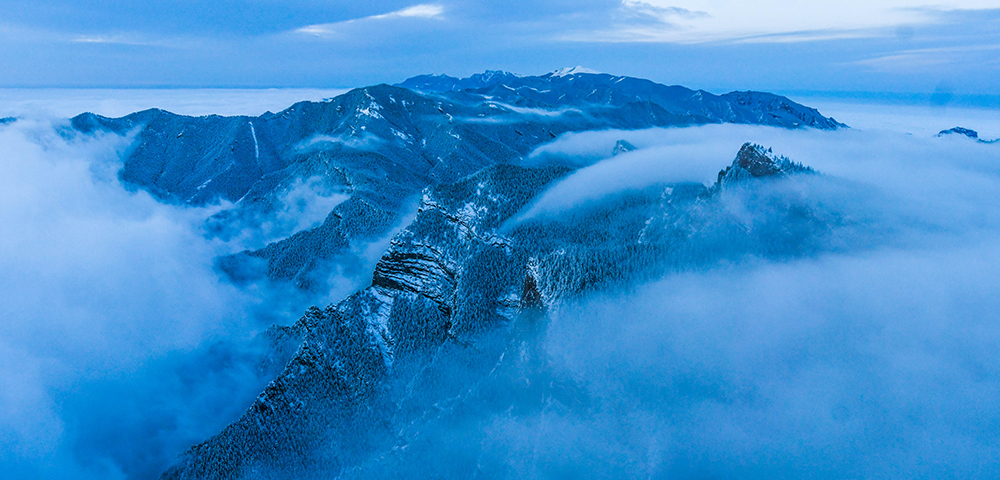 山色空濛云亦奇