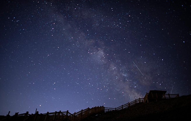 贺兰山下仰望宝瓶座δ南流星雨