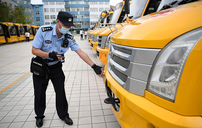 交警送检上门 校车“体检”迎开学