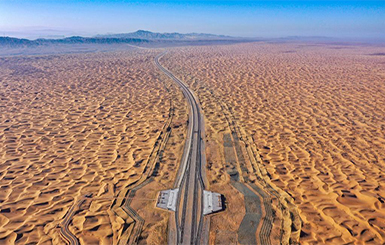 穿越騰格裏沙漠的高速公路今日通車