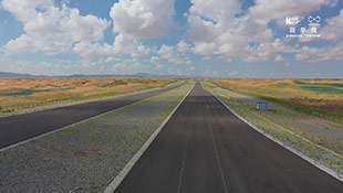 航拍橫貫沙漠腹地的烏瑪高速