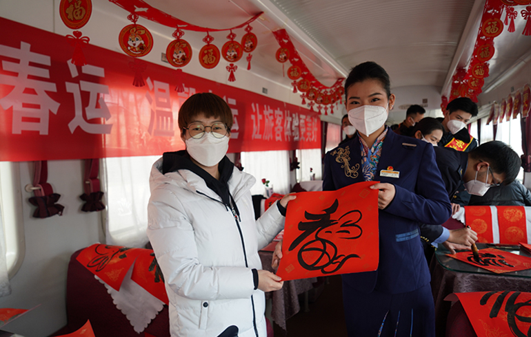温馨服务守护旅客返乡归途
