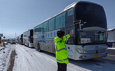 雪天路滑 宁夏交警400公里接力护送2200余名学生平安返校